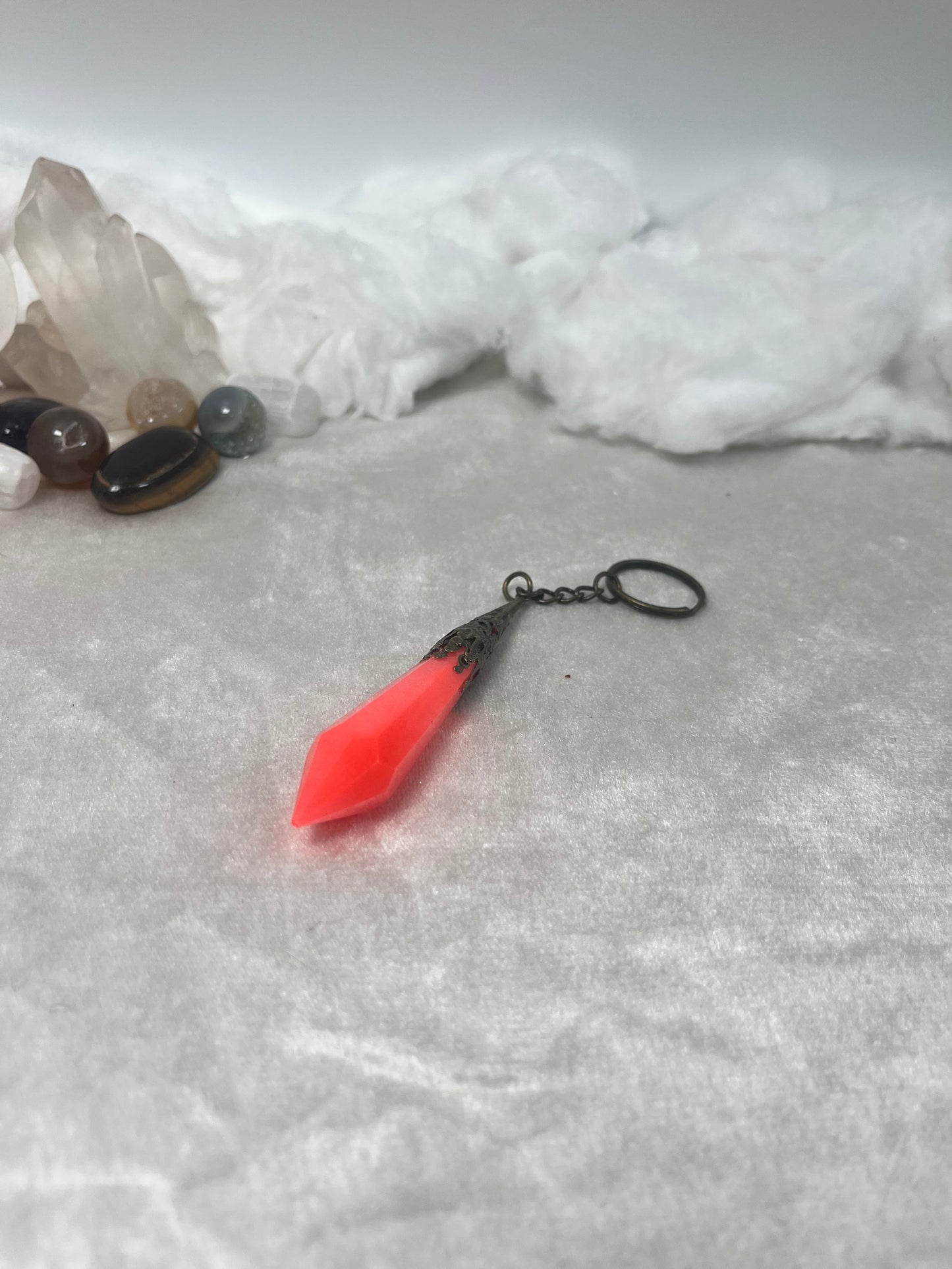 Anhänger Dolch Rot Nachtleuchtend